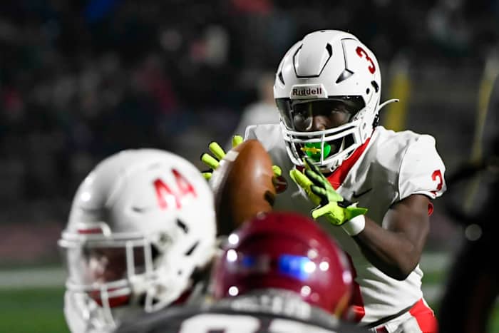 South Carolina 2024 WR signee Mazeo Bennett taking a wildcat snap for the Greenville Red Raiders in the 2023 SCHSL 4A Upper State Playoffs (25th Nov., 2023)